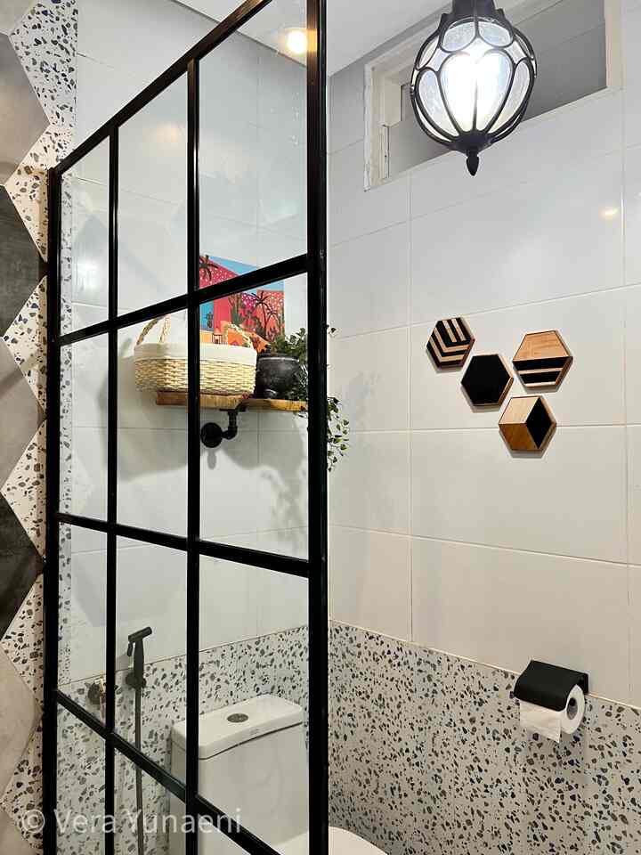 A 2x2 m bathroom in white and black tones featuring modern tiled walls and a pendant light, creating a clean atmosphere