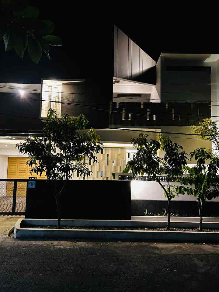 Konsep #scandinavian di #boemisaturnus sudah terlihat dr fasad utama. Konsep ini dipadukan dengan #industrialstyle di bagian pagar dan penggunaan bata hebel yg disusun acak untuk elemen dinding depan. #homedecorinspo #aesthetichomedecor