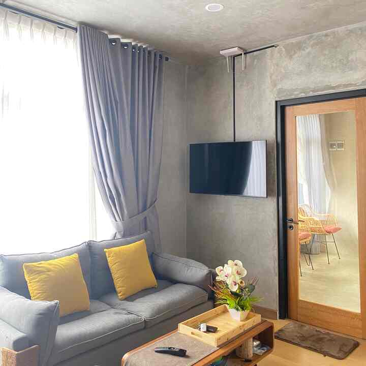 •Living Room•
Ruangan favorit di rumah ini untuk santai2, menyambut tamu & keluarga bersantai dan bercanda disini.
#BTNOAS5 #livingroomindustrial #industrialmodern #ruangtamuindustrial