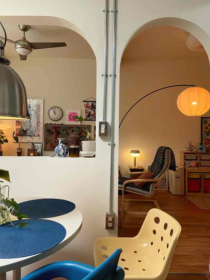 Kami ingin berbicara tentang betapa pentingnya bantuan profesional seperti arsitek atau desainer interior untuk menciptakan ruang impian Anda. Dalam kasus kami, kami beruntung karena saya seorang desainer interior di Studio Marka

Ketika Anda memiliki ruang kosong, hal ini bisa sangat melelahkan, terutama ketika inspirasi dan informasi dapat ditemukan dengan mudah di mana saja. Sebagian besar klien saya memerlukan bantuan untuk mempersempit info, menemukan gaya yang mereka sukai, dan benar-benar memastikan semuanya berfungsi serta cantik untuk dilihat 👀

Desainer interior juga dapat membantu Anda dalam proses teknis karena secara umum mereka paham dengan banyak material berbeda, serta ergonomi furnitur dan ruang. Jadi menurut saya ketika Anda tidak yakin harus mulai dari mana, dan memerlukan bantuan lebih lanjut untuk memastikan Anda dapat memenuhi semua kebutuhan pengguna. Pekerjakan saja seorang profesional ✨

#bangunrumah #renovasirumah #interiordesigner #midcenturymodern #smallspace