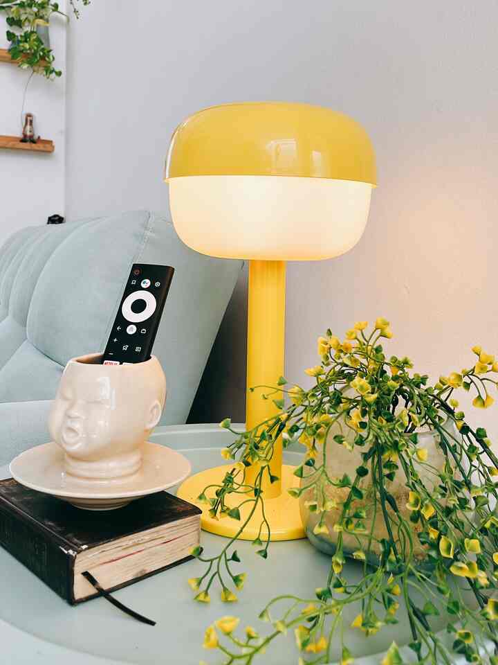 Menurutku cara menjadikan suatu ruangan estetik adalah dengan warna yang senada dan seragam. Banyak warna tidak masalah asal komposisi nya pas. Warna dominan dirumah ini 70% putih. Warna pelengkap nya ada mint 20% dan lainnya adalah warna dekorasi dari furniture sebagai pelengkap. 

Aku pakai semua warna kesukaanku di dalam rumah ini yaitu pink, midnight blue, kuning, dan sedikit sentuhan orange. 

Bagi aku warna furniture, barang dekoratif dan cat yang senada bisa membuat mood ruangan menjadi lebih estetik dan serasi

#decorativeitems #homestyling #roomstyling #homedecor #roomdecor #lampuestetik #ruangtamu #ruangtamuestetik