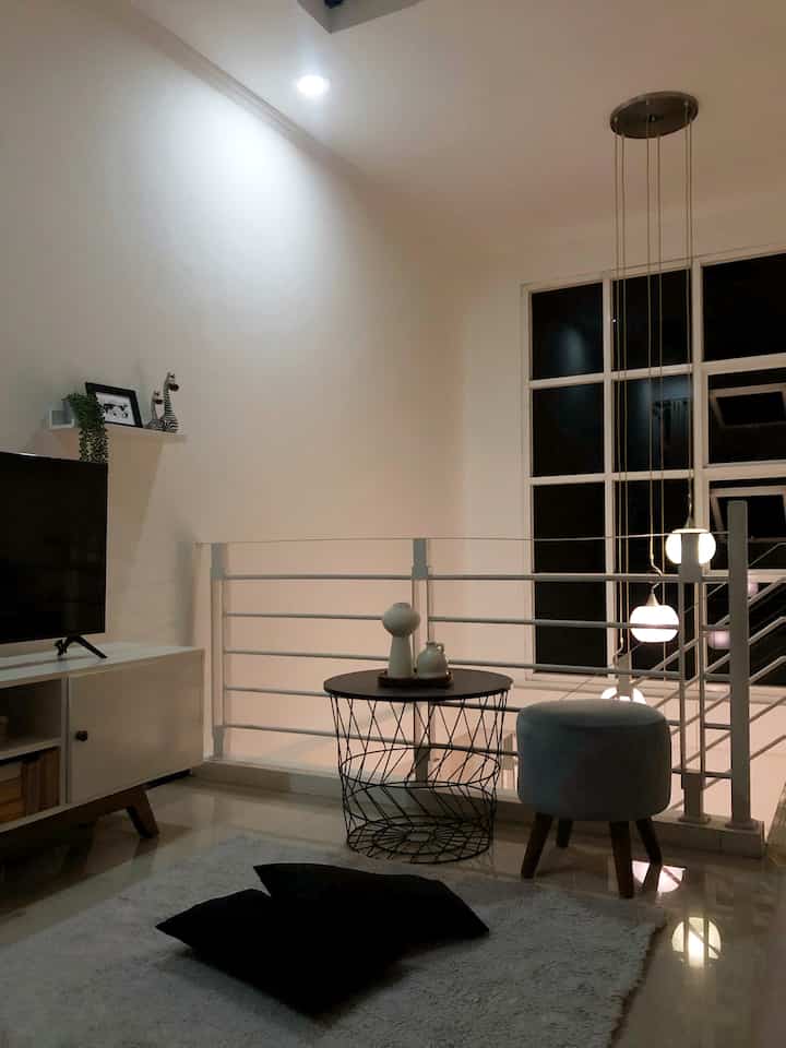 最上階リビングの夜の雰囲気
かなり天井が高い吹き抜けエリアにあるペンダントランプは、最上階のほぼ全ての場所を照らすことができます💡

＃リビングルーム
#ペンダントランプ
#ナイトバイブス
#階段エリア