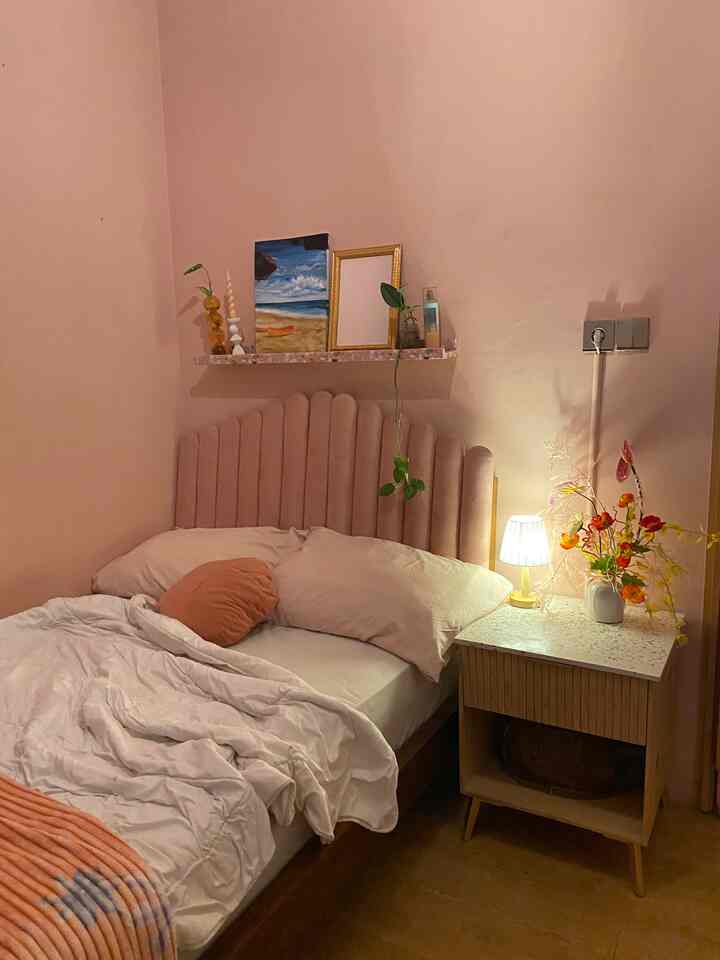 Lampu tidur klasik untuk nuansa yang hangat✨

Lampu tidur ini adalah hadiah ulang tahun dari temanku. Bentuknya simple, tapi cocok pada tema ruangan artdeco contemporary di kamar tidurku. Walaupun mungil, cahaya hangatnya menyatu dengan interior berwarna peach pink. 

Selain lampu tidur, ada headboard tempel berbentuk rounded di ranjangku untuk mempertegas style artdeco di ruangan. Pemilihan material terrazzo baik pada top table atau alternatif lowbudgetnya dengan wall sticker juga memberikan keunikan dan identitas diriku di ruangan ini.

Budget untuk styling ruangan ini sejujurnya cukup banyak dan bertahap dari 2020-2023 haha. Tapi aku ada beberapa alternatif seperti mengubah finishing material sendiri untuk menekan budget. Tipsnya ya bisa dengan beli barang yang lebih murah, lalu dibuat DIY sendiri hingga terlihat seperti look yg diinginkan✨

#FancyBudgetMinim #LowEffortFancy #SpillDecorLowBudget #artdecocontemporary #rumahkomplek #Bekasi #livewithparents