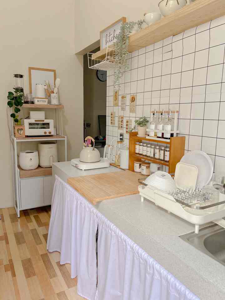 • Scandinavian Japanese Style Kitchen •

Alasanku memilih styling ini adalah konsepnya yang simpel, minimalis, netral dengan aksen kayu. Sehingga dapur terkesan lebih bersih luas hangat dan nyaman.

- Focal point dapur ini adalah perabotan yg senada, dengan dominan putih ditambah printilan-printalan berbahan kayu. 
- Serta ditambahkan dekorasi seperti frame, stiker dinding, serta tanaman artificial sehingga dapur menjadi lebih hidup🏡🤍


#kitchenstyling
#kitchendecorideas
#kitchenmakeover
#kichenlowbudget 
#scandinavianjapanesestylekitchen