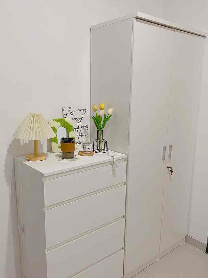 Di rumah sewa baru kami tidak full furnished, akhirnya kita coba cari2 lemari dan storage yang tidak terlalu besar namun penyimpanannya banyak. Awalnya ingin beli lemari 3 pintu namun karena takut bikin ruangan jadi sempit, akhirnya pilihan kita jatuh pada lemari 2 pintu + 1 lemari laci ini. 
Aku sengaja pilih warna putih agar ruangan terkesan luas, clean dan tetap estetik 🥰

#closetandstorage #lemaripakaian #lemari2pintu #lemarilaci #decorlowbudget #rumah2lantai #jakarta #minimalist #rumahcluster #rumahmungil 
