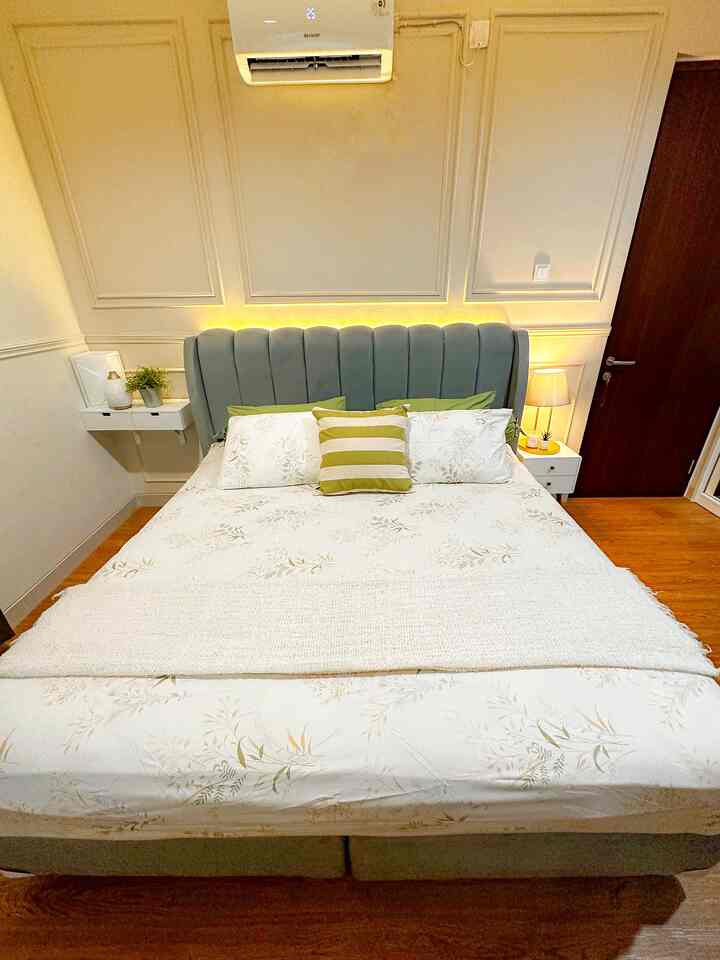 Suasana kamar sangat berpengaruh terhadap kualitas tidur penghuninya. Untuk menciptakan suasana kamar yang nyaman untuk beristirahat, perlu diperhatikan hal-hal penting seperti rutin mengganti sprei setiap seminggu atau dua minggu sekali, lighting yang pas dan berikan wewangian seperti scented candle. 
Menurutku, kamar yang nyaman adalah kamar yang bersih, rapi dan wangi. Kondisi kamar akan sangat mencerminkan kepribadian penghuninya. Bagaimana menurut kalian? 😊

#kamartidur #bedroom #americanstyle #dekorasikamar #inspirasikamar