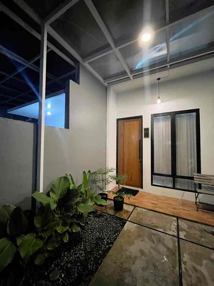 [ Night Mode ]

Suasanya malam dari depan rumah 🖤

#homedecor #inspirasirumah #rumahcluster #suasanamalam #terasrumah #carpot 

