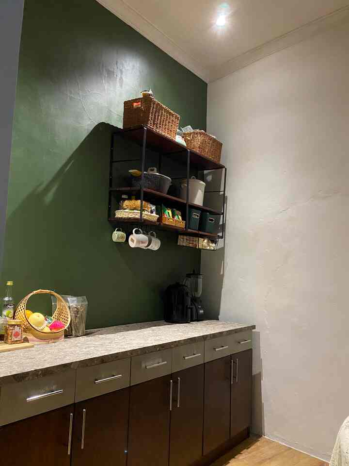 Sejak di-makeover, area pantry ini jadi spot favorit orang-orang rumah😂 Keluargaku jadi makin jadi suka ngemil dan betah nongkrong disini wkwk.

#kitchen #pantryinterior #Bekasi #livewithparents #midcentury #renovasidapur #dapurmodern