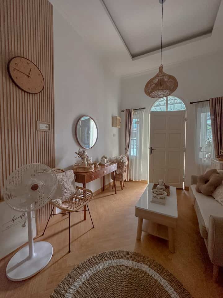 ruang tamu yg di dominasi perintilan dan furniture natural ✨ 

#casaandria #ruangtamu #dekorasiruangtamu #scandinavianhome #koreanhome #japandihome #scandikoreanhome 