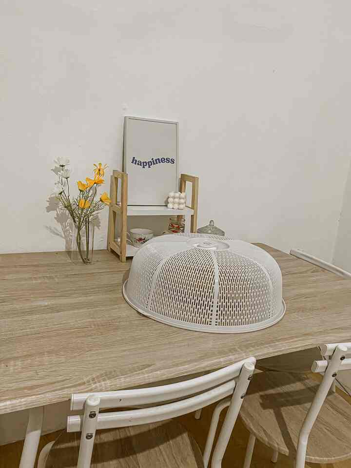 Dining room ini seperti jiwa dalam rumah kami. Beberapa kegiatan sering kami lakukan disini. Posisinya yang menyambung dengan ruang tv membuat dining room ini menjadi titik kumpul kami sekeluarga. Mulai dari makan bersama, mengobrol sambil minum kopi, atau bahkan tempat menulis aku dan anakku. :) #diningroom #mejamakan #ruangfavorite #rumahminimalis #japandi #tangerangselatan #harihariibu #myhomejourney #ceritarumahku #myfavouriteroom