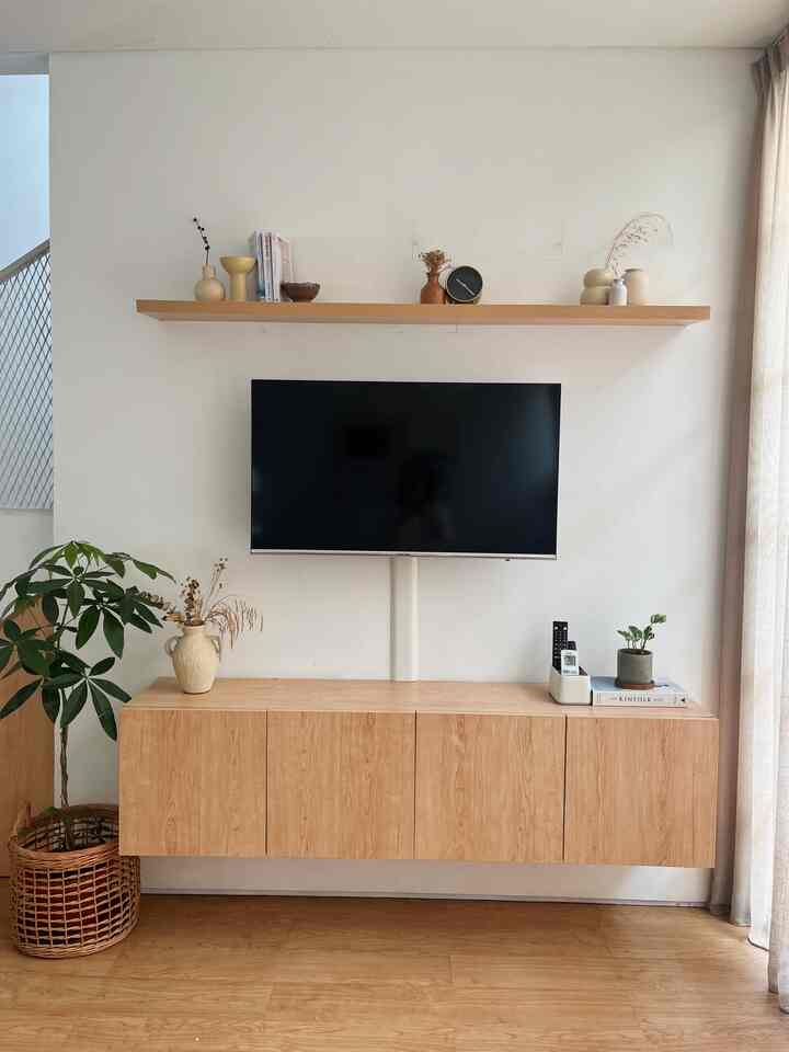 Our living room.

Tempat paling ternyaman, terpewe dan paling  cepat didekorasi, karna tempat kami berkumpul ya disini.

#livingroom #depok #rumahtumbuh #livingroominspo #rumahtumbuh #mujihouse #minimalisthome 