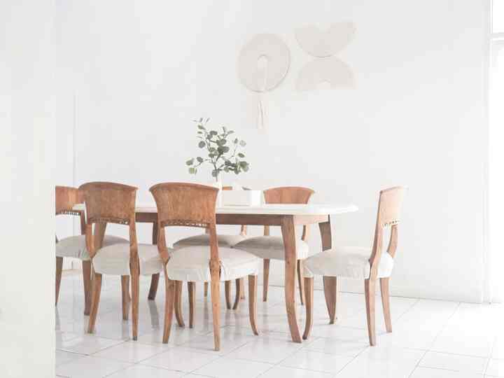 Dining Room

Meja makan ini adalah meja makan pemilik rumah sebelumnya. Pada saat itu meja makan berwarna coklat tua dengan jok sofa berwarna terracota. Karena saya ingin menciptakan suasana yang senada dengan tema rumah, maka kaki meja makan ini saya kelupas catnya dengan paint remover untuk menghasilkan kayu yang raw/unfinished. Selain itu saya mengganti jok sofanya dengan warna broken white. Meja juga saya lapisi dengan pvc interior berwarna ivory 🤍 Dengan makeover meja lama, kini mejanya terasa baru dan selaras dengan tema rumah. Bisa jadi sebuah pilihan decoration yang budget friendly 👌🏻

#DiningRoomDecor 
#DiningRoomIdeas
#DiningRoomInspiration
#SelfMakeover
#LowBudgetDecoration