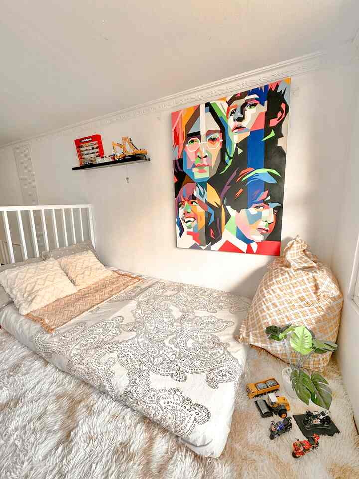 •Kamar Anak di Mezzanine•
Yang saya suka dari kamar anak yang ada di lantai mezzanine rumah ini adalah bisa dijadikan kamar anak dan juga bisa dijadikan kamar saat tamu datang, fleksibel 🫶😜
Benda favorite yang ku suka ini adalah tatanan mainan anak, 
Menggunakan dekorasi ambalan untuk susunan mainannya dan menggunakan karpet lucu membuat dekorasi kamar anak ini semakin hidup 🩵
Tips supaya kamar anak selalu rapih adalah gunakan storage dalam penyimpanan mainan anak dan hanya mainan anak yang sering dimainkan saja yang ditaruh di luar dan sekaligus bisa dijadikan pajangan🩵 

#DekorasiKamarAnak #InspirasiKamarAnak #KidsRoomStyling
#kamaranak #inspirasikamar #mezzanine