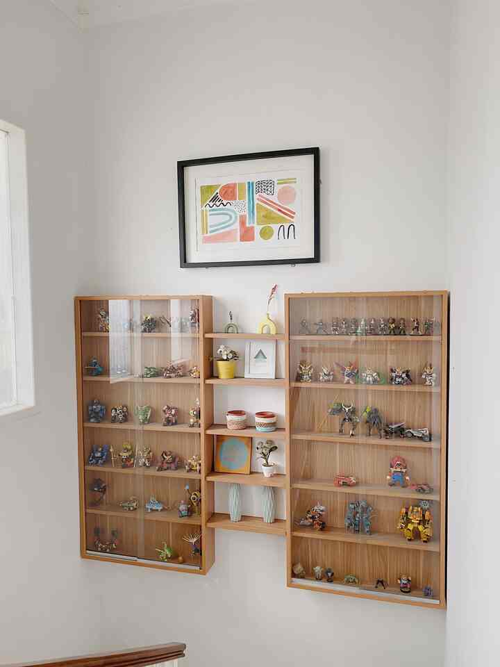 Satu spot yang colourful di rumah, yaitu area bordes tangga, karena merupakan rak display mainan 😄 Saya kombinasikan juga dengan dekorasi yang colourful seperti pot, gas dan juga wall art. #tangga #bordestangga #rakdisplay #rakmainan #rumahdeveloper #bekasi 