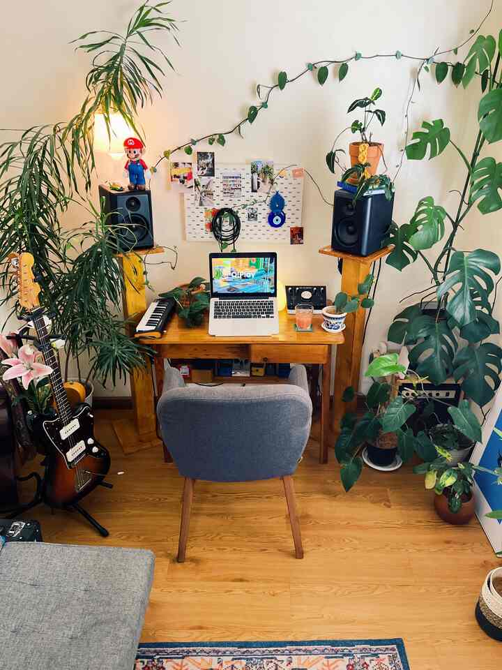 Penggunaan konsep #urbanjungle pada ruangan ini bertujuan untuk menyelaraskan ide dan hobi terhadap merawat tanaman, dan pada akhirnya dituangkan dalam sebuah ruangan.

Style ini menjadi pertimbangan untuk mendekor #philodechamber, keinginan mempunyai ruangan penuh tanaman hijau, beraktifitas berdampingan dengan tanaman kesayangan, Kenapa tidak.
Pencapaian konsep tersebut tidak akan tercapai bila tidak ada semua tanaman ini.

#urbanjungle
#roomdecorinspo
#aesthetichomedecor