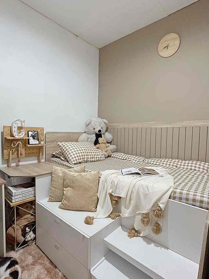 Ngintip kamar anakku yuk, disini aku menggunakan material Wall Batten seperti pada kamar utama dan ruangan lainnya.
Dengan dominasi warna white and khaki agar terkesan lebih terang dan luas untuk kamar ukuran 2.9m x 2.6m ini. 

#kamaranak #kidsbedroom #japandi #whiteandwood #zarraawwrr #jysk #javawallpaper #ikea #konicobedding #dekorlowbudget #idekamaranak #inspirasikamaranak #aesthetic #kamartidur #rumahmungil #rumahminimalis