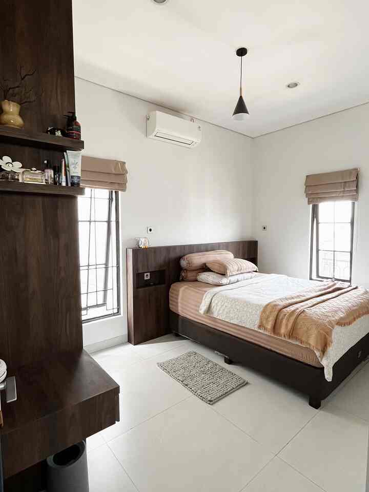 BEDROOM!!
Color palette yang kami pilih di kamar ini berbeda dengan ruangan lainnya. Kami memadukan warna earth tone dengan warna cerah yaitu biru. 

Biru adalah satau satu warna kesukaan kami, sehingga pada kamar ini kami mencari warna pintu yang masih masuk tone dengan kamar ini. Perpaduan Grey, Navy, walnut brown🤎🤎

Furniture kami tetap memilih walnut, terkesan seamless aja😍 

 #BringColorsToMyHome
#HomeColorPalette
#HomeColorDesign
#kamartidur #kamarminimlis #colorpalette #earthtone