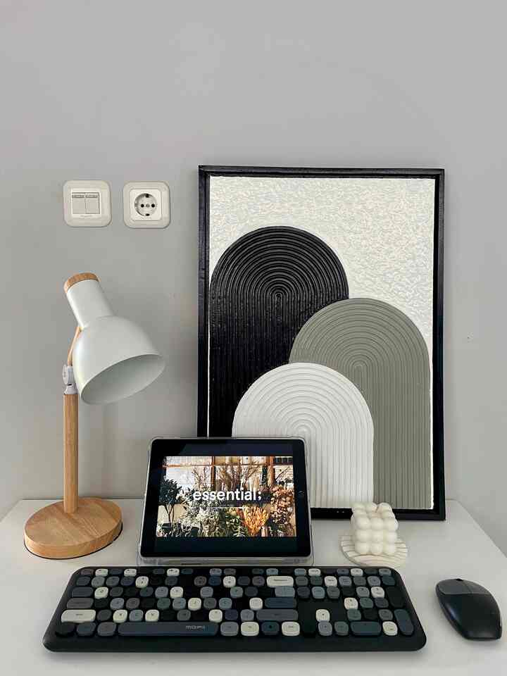 Menata meja kerja dengan suasana monokromatik.🩶

#meja kerja #monochrome #stylingideas