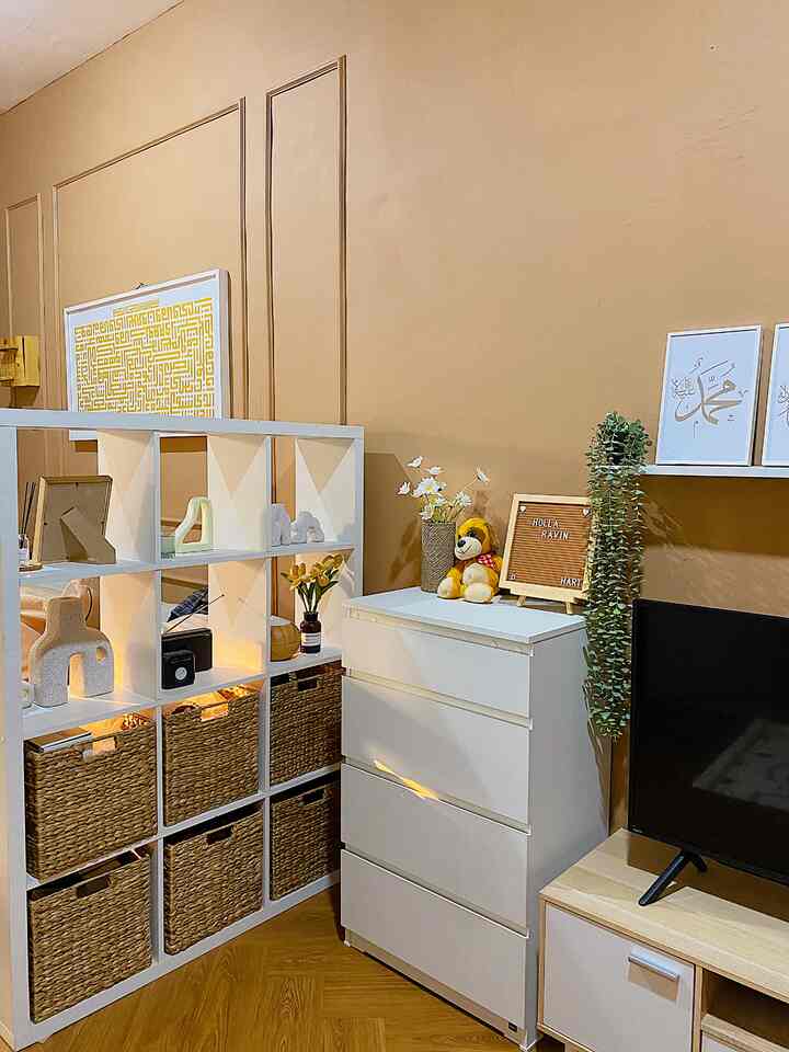 FAVORITE ROOM 

ini adalah ruangan paling favorite dirumah ini
Karna ini ruang keluarga yang multifungsi 
Bisa buat ruang nonton tv , dan juga bisa jadi rumah bermain anak 
Lemari sekat/partisi sekat ini adalah furniture fav aku yang multifungsi banget
Tray storage eceng gondoknya juga bikin rapih 
Kemudian warna chat yang warm udah jadi salah satu ciri khas di @thelakibini.house

#MyFavoriteRoom
#MyHouseStory
#MyFavoriteItem