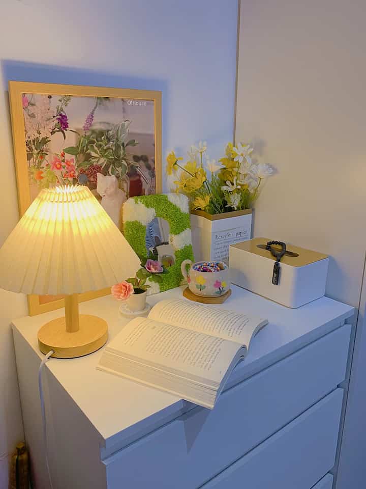 Area lemari di kamar dengan dekorasi lampu tidur ✨

#bedroomdecoration #koreanstyle #nightvibes #decorlowbudget #jakarta #aparthouse #28m2 #rumahmungil #bedroominspiration 