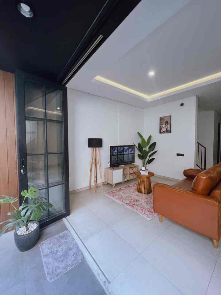 Hello sahabat Ohouse!
Aku mau sharing sedikit nih soal ruang tamu yang merangkap jadi ruang keluarga, ruang kerja, ruang main, ruang kumpul,,
Karna konsep ruangan ini open space jadi terlihat luas dan kalau ada kumpul2 keluarga tinggal geser2 kursi sama makan terus gelar karpet,,
☺️☺️
Luas tanah kami 6x20m jadi kami berusaha buat lebar 6m ini punya fungsi yg maksimal,,
Oia, kami juga memutuskan untuk pakai pintu lipat kentaman belakang supaya berlimpah cahaya dan surkulasi udara yg bagus, tujuannya biar dinding ga lembab dan ga pengap,,

Semoga menginspirasi yah sahabat Ohouse!

#mydreamhouse
#bighouseinspo
#rumahbesar
#industrial
#rumah
#bandung
#livingroom
#ruangtamu
