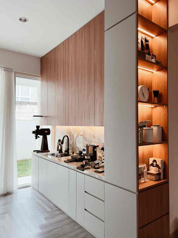 Denah asli rumah ini sebetulnya tidak ada dapur bersih. Lalu kami menambahkan sendiri dapur bersih disini. Karena menghadap ruang tamu, jadilah kita buat rak display di sisi kanannya. Inspirasi ini kita dapat dari menggabungkan beberapa gambar dari pinterest.
Untuk rak piring di atas sink juga kami mendapatkan inspirasi dari instagram, agar air sisa cucian langsung menetes ke sink.

#rumahtanpaarsitek #selfinterior #DIY #rumahdeveloper #semarang #modernminimalis