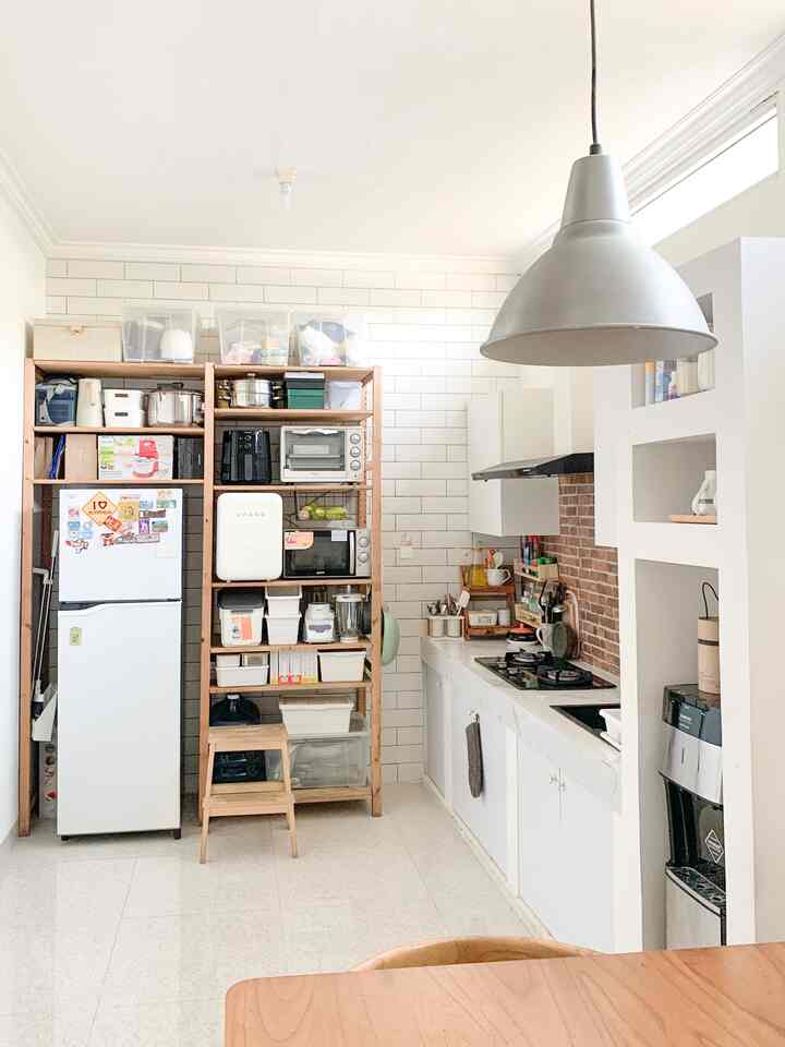 IVAR Inspo..

Saat membuat dapur saya selalu suka dengan berbagai dekorasi menggunakan kabinet ivar dari IKEA, karena menurut saya selain look nya estetik dengan tone kayu nya namun juga kokoh jadi aman sekali untuk meletakan berbagai alat elektronik. Sistem rak terbuka seperti ini memudahkan saya menggunakan oven, macrowave, sterilizer dan alat elektronik lainnya dengan mudah tanpa harus memindahkannya. Saya menggunakan rak ini sejak 2018 dan awet sampe sekarang, padahal pernah terendam air saat renovasi. 
Slide terakhir adalah beberapa kitchen utensil favorit saya untuk mempercantik dapur namun juga fungsional. 

#kitchenstyling #kitchendecorideas #kitchenmakeover #dapursimple #dapurivar #rakivarikea #ivarikea