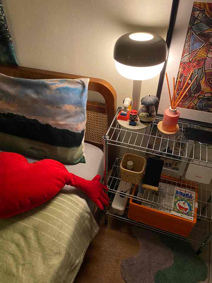 これは、小さな寝室のベッドの近くに常夜灯、ディスプレイ、ワイヤレス充電器を置くための小さなスペースです 🛌

このスペースは、寝る前に暖かく快適な夜の雰囲気を作り出すために存在します✨

#ミッドセンチュリーモダン #japandi #smallspace #rumahdeveloper #kamartidur #roomdecor #depok #rumahmungil #ikea