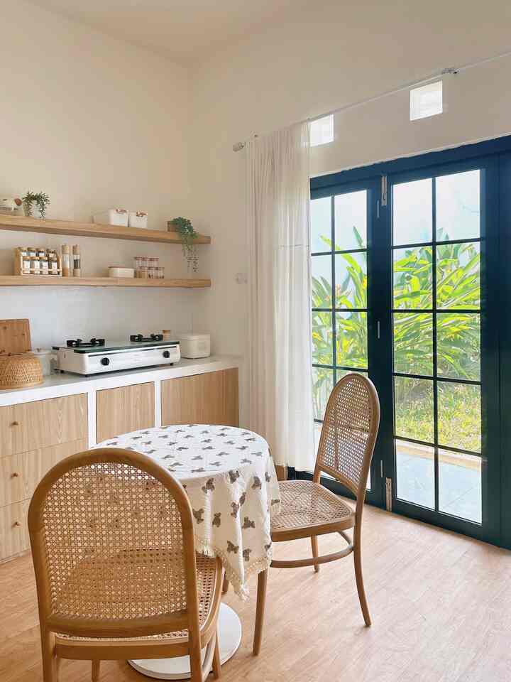 Hiiii, aku mau cerita kalo rumah ini adalah rumah developer yang aku renov sedikit bagian dapurnya. Karena budget kami saat itu terbatas, jadi dapur ini aku design sendiri dengan modal cari referensi dari instagram, pinterest dan youtube.

Nah supaya ga salah saat design bangunan meskipun tanpa arsitek, aku rajin baca dan nonton referensi tentang tips rumah dari ahlinya yaitu arsitek. Salah satu channel favorite aku di youtube adalah “Arsitektour Indonesia” arsitek yang sering bahas tentang design dan interior rumah, tips ukuran dan jarak ideal sebuah design furniture, sirkulasi udara, dll.

Jadi aku terapin tips itu di rumah ini. Contohnya dapur ini memiliki ukuran tinggi 85cm, lebar 60 cm jadi ergonomis. Juga bukaan jendela yang besar membuat sirkulasi udara dan cahaya di rumah ini menjadi baik. 

#rumahtanpaarsitek #selfrenovation #DIY