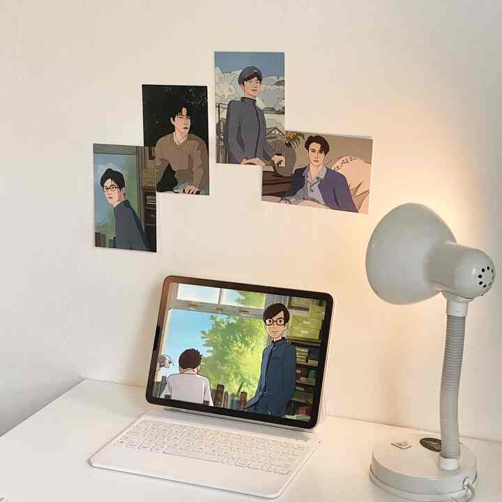 cara aku mendekorasi dengan menggunakan low budget products untuk ruanganku adalah penggunaan artprints dan poster di dinding juga pemilihan sarung bantal dengan motif! dengan harga yang berkisaran di 15ribu per lembar artprints dan 15 ribu per sarung bantal, aku bisa menghias ruangan with a hint of thing i’ve loved such as ghibli, kpop and comfort:) #lowbudgetbedroom #lowbudgetbedroommakeover #lowbudgetbedroominspiration #bedroom #koreanstyle 