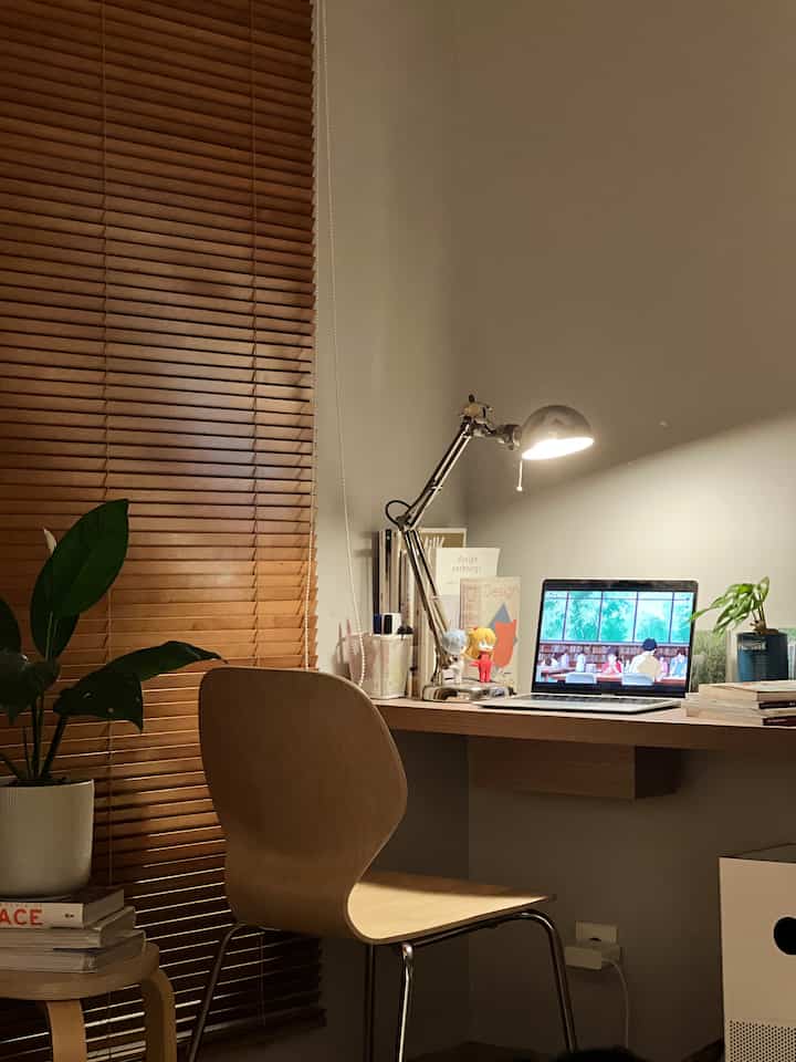 日曜日は家で過ごし、いくつかの家具を並べ替えて新しい雰囲気を出しました。

1801livingの客室は中間色を基調としており、より快適にお休みいただける雰囲気となっております。

#居心地の良いベッドルーム #dekorasikamartidur #inspirasikamartidur