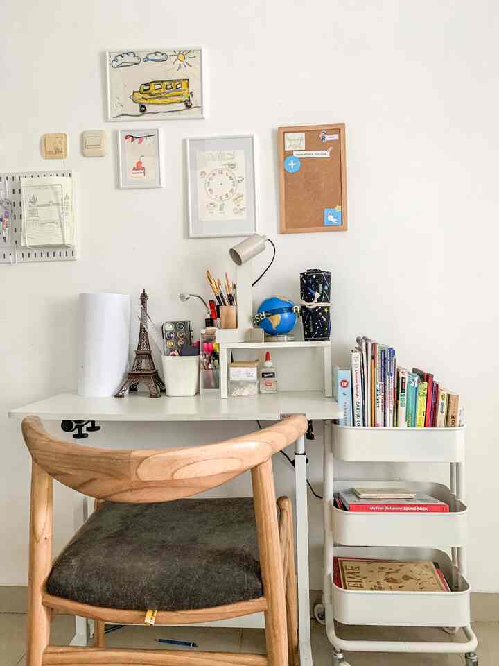 ..kids art & craft area

Saya ingin menciptakan sudut yang fungsional dan stylish space. Tempat untuk anak-anak menyalurkan kreatifitasnya tanpa batas namun dengan pendampingan pastinya. Disini mereka bisa berekspresi menuangkan ide-idenya tanpa membuat seisi rumah berantakan. Kids happy, momi happy too..

#officehome #kidscorner #artcorner #mejabelajar #playroom #craftroom