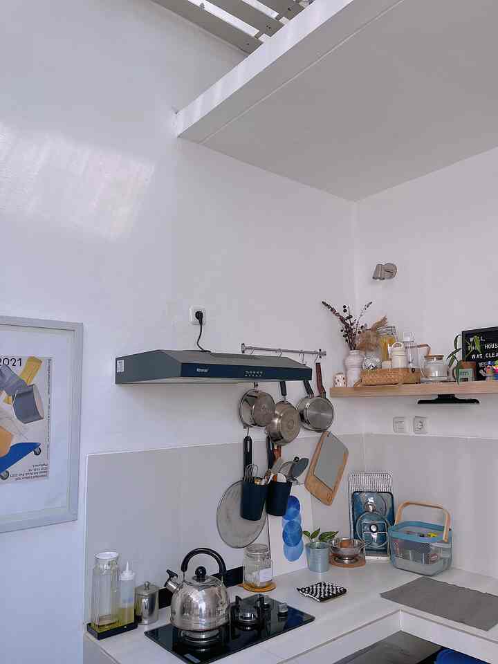 The heart of the home, they said. Dapur kecil dengan bentuk letter L didominasi pallete warna netral masih menjadi pilihan kami. Kami baru saja menempati dapur ini genap 4 bulan sehingga belum benar-benar selesai dan sesuai dengan keinginan kami yang terus berubah dari waktu ke waktu. Supaya terkesan lebih luas, kami gunakan granit berukuran 60x60 dengan nat warna putih. 


#homedecorinspo
#aesthetichomedecor
#modernhome
#rumahcluster
#tinyhouse
#bogor
#lifewithkids
