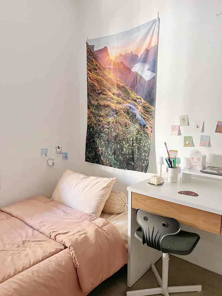 Kamar jadi tempat yang paling dinantikan kalo abis berkegiatan seharian. Karena kamar tuh bikin badan kita relax dan santai. Jadi udah seharusnya kita desain atau dekor kamar sesuai hati kita. Biar selalu nyaman dan happy di kamar. 

#homedecor #inspirasikamar #bedroom #inspirasirumah #kamarputri #kamarkorea #rumah #rumahantik #inspirasi