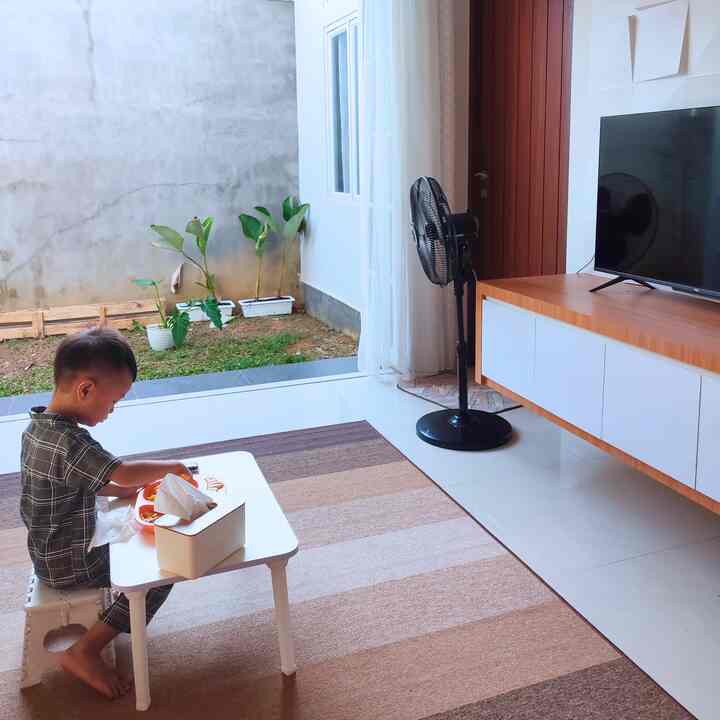 "Ruang keluarga adalah pusat kebahagiaan kami, tempat kami berkumpul untuk momen-momen yang tak terlupakan. 🏡 Di sini, kita menikmati makan bersama sambil tertawa, serta mengejar mimpi-mimpi di layar besar saat nonton film. 💕🍔🎥 Ini adalah cerita kami, apa yang terjadi di ruang keluargamu?" #japandi #rumahdeveloper #80sqm #rumahmungil #tropis #ruangkeluarga #ruangkeluargamungil