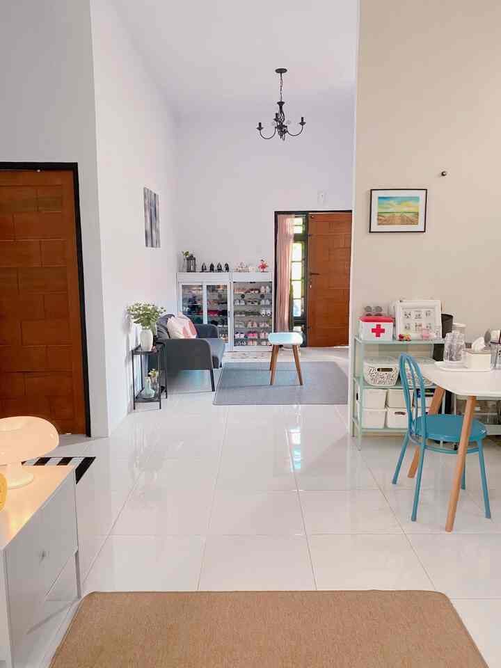 Casa de fira prima memiliki luas bangunan 65m2,dengan luas bangunan yang tidak terlalu besar ini kami mengunakan konsep open space agar rumah telihat lebih luas, dengan pemilihan cat warna putih serta pemilihan furniture yang minimalist menambah kesan luas pada ruangan,tidak lupa juga penempatan jendela yang tepat dapat membuat ruangan menjadi lebih terang dengan cahaya yang berlimpah serta memiliki sirkulasi udara yang baik.
.
.
.
.
#rumahmungil
#tinyhouse
#nevertoosmall
#scandinavian
#minimalist
#pontianak
#65m2