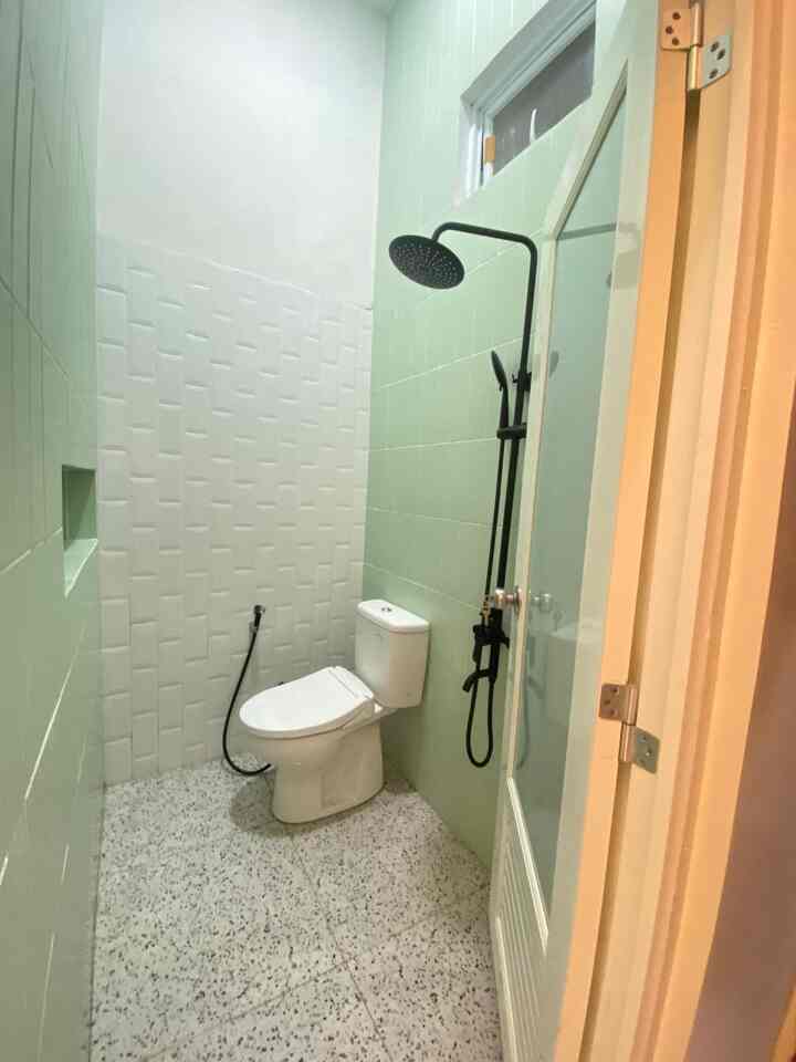 Kamar mandi yang memadukan warna putih dan hijau sage . Untuk lantai saya suka dengan terazo dimana ketika kotor tidak terlalu terlihat burem. Untuk kloset toto saya pake yang 2x flush serta shower warna hitam untuk mempercantik tetapi minusnya shower hitam lebih mudah kotor seperti nempel kerak air dan susah untuk hilangnya #kamarmandilucu #kamarmandiminimalis #makeoverkamarmandi #rumahminimalis #rumahlowbudget #homedecor