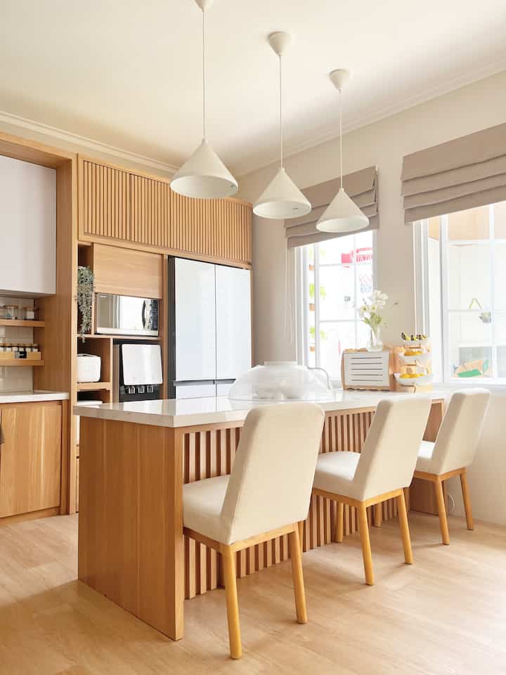Kitchen Island, salah satu spot favoritku untuk bercengkrama di rumah. Alasan memilih dapur dengan konsep open-living space atau menyatu dengan area ruang makan ialah untuk memaksimalkan space yang terbatas & memberi kesan luas pada ruangan 🤎

Area ini memiliki 2 jendela besar, agar sirkulasi udara pada dapur serta cahaya matahari yang masuk bisa lebih maksimal! 🤗❤️

#diningarea #kitchenisland #dapur #dapurmodern #ruangmakan #homedecor