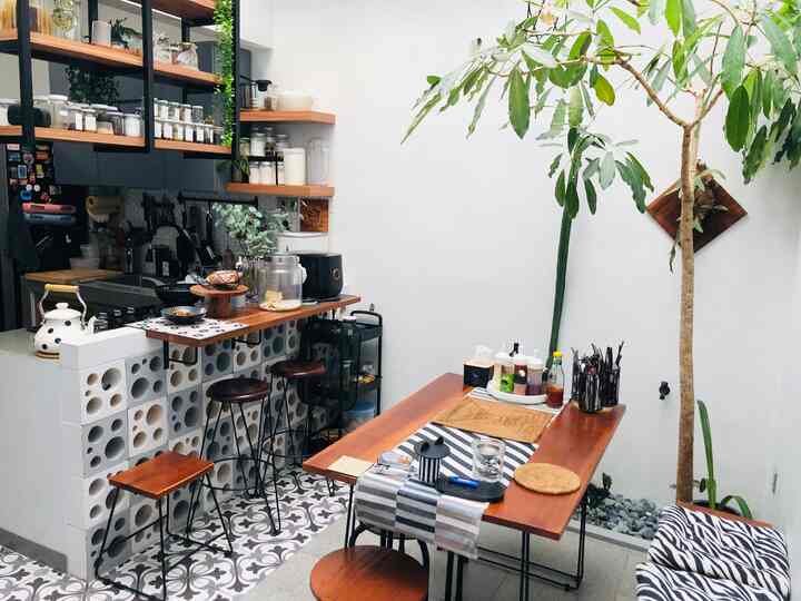 Open Space Kichen connect to Dining Room

Dapurku “It’s  My Playground”yang almost dipakai setiap hari untuk memasak haruslah yang membuat nyaman dan fun, perbumbuan yang mudah dijangkau, alat alat memasak juga lumayan lengkap memudahkan setiap harinya.  Dining Room yang conecting dengan atap canopi clear dan nuansa tropical dengan tanaman di dalam rumah membuat area makan lebih hangat..serasa makan dibawah pohon

#openspacekitchen #makandibawahpohon #diningroom #ruangmakan #homedecor #liveslowy
