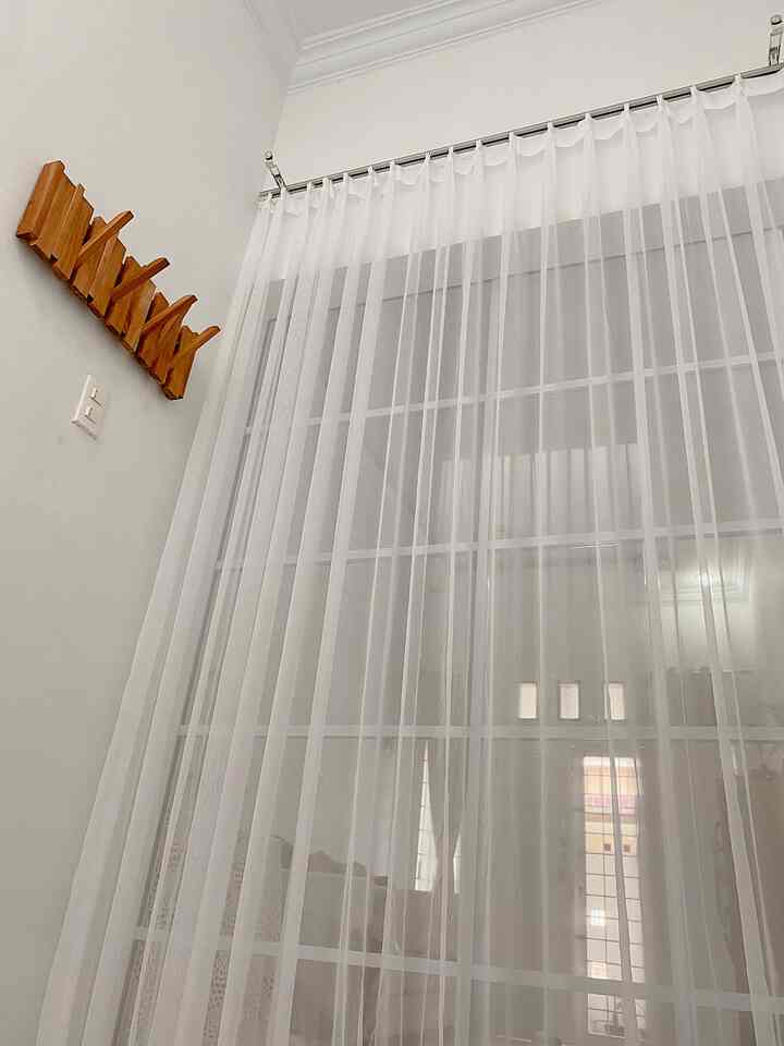 Ruangan yg paling cerah hampir ga pernah hidupin lampu di area sini.. 🤍✨

Kalo duduk di stool ini pemandangan di depan ada kamar mandi, dan disamping kiri ada area laundry 

#yositriaa #rumahdeveloper #90m2 #openspace #scandinavian #whiteandwood #rumahmungil #dekorasirumah #stool #karpet 