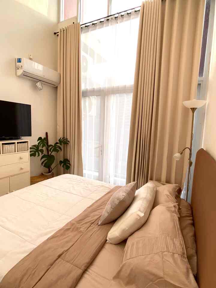 Minggu yang luar biasa, dan akhirnya hari Sabtu tiba!

Berencana untuk menghabiskan akhir pekan dengan bersantai, berobat, dan makan di luar. Kamar tidur ini adalah sarang di mana saya bisa mendapatkan semuanya. Dengan sprei kelabu tua dari Ace, saya menikmati kain lembut dan sarung bantal sutra membuat rambut saya tidak kusut saat bangun tidur. Karena sprei tidak disertai selimut, saya membeli bedcover yang dapat dibalik agar serasi. Apakah menurut Anda mereka cocok bersama? 😄

#kamar tidur #beddings #homeinspo #acehardware #informa #vassa #chezlumiere