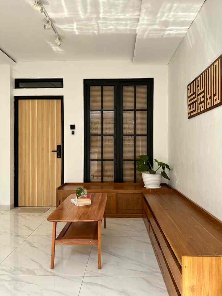 Ruang tamu semi outdoor yang perlahan terisi beberapa tanaman, kira kira tanaman apa lagi ya yang cocok untuk area ini?
#japandi #scandinavian #monstera #minimalis #entrance #livingroom #wood #RuangTamuAesthetic #RuangTamuCantik #MakeOverRuangTamu 