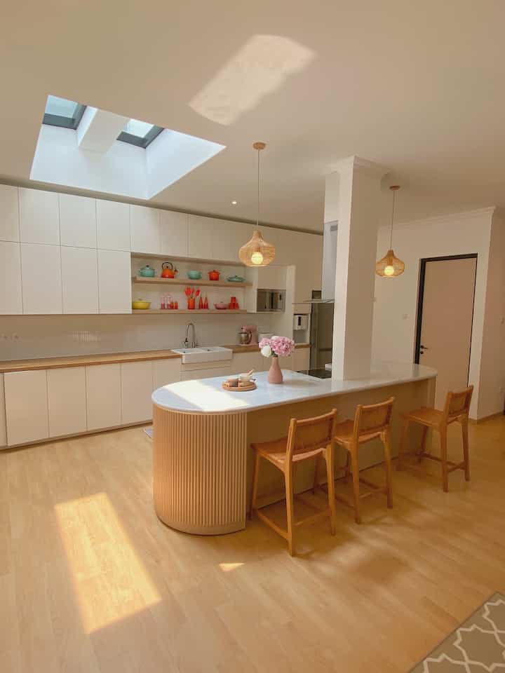 Untuk kitchenset dapur, aku memakai IKEA METOD veddinge (putih) untuk semua kabinetnya, dan Karlby oak veneer untuk counter topnya. Sebelum renov dapur aku memang sudah menggunakan Kitchenset yang sama, hanya counter topnya aja yang ganti warna karena material sebelumnya birch wood sudah discontinued. 

Keuntungan menggunakan kitchenset dari IKEA 
+ garansi 25th untuk materialnya yang rusak bukan karena human error
+ rapih
+ kualitas mnrt aku sih sangat bagus
+ awet

Kekurangannya :
- tidak bisa custom ukuran dan bentuk

#themostinspiringkitchen
#inspochallenge
#kitchen
#kitchenisland
#skylight
#aesthetic
#arieskamarina
#homestylingbyrina
#homedecorbyrina