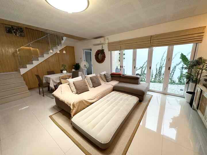 Living room yang menyatu dengan dining room dan dry kitchen ini mengusung ide, open space.
LT parhuis adalah 198m dgn luas bangunan 252m.. ruangan ini adalah ruangan paling #spacious dirumah selain #masterbedroom 

untuk pemilihan furniture sendiri, Parhuis hampir 70% built-in customized. karna kami ingin Parhuis ini terlihat rapih dan furniture yang dipakai hanya yang benar2 kita butuhkan saja. 

kebetulan kami menggunakan jasa interior. untuk memaksimalkan space tanpa terlihat seperti terlalu banyak barang/furniture yang tidak multifungsi/tidak efisien.

menurut kami, memilih furniture dengan bijaksana sangat diperlukan guna mengatasi look rumah terlihat penuh dan berantakan. 
 #mydreamhouse
#houseinspo
#housetour #biggerhouse