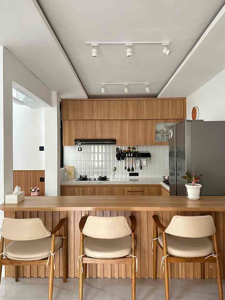 Japandi Kitchen dengan hiasan beberapa tanaman di island dan rak area backsplash✨
#kitchenidea #japandi #kitchenstyling #kitchendecorideas #kitchenmakeover