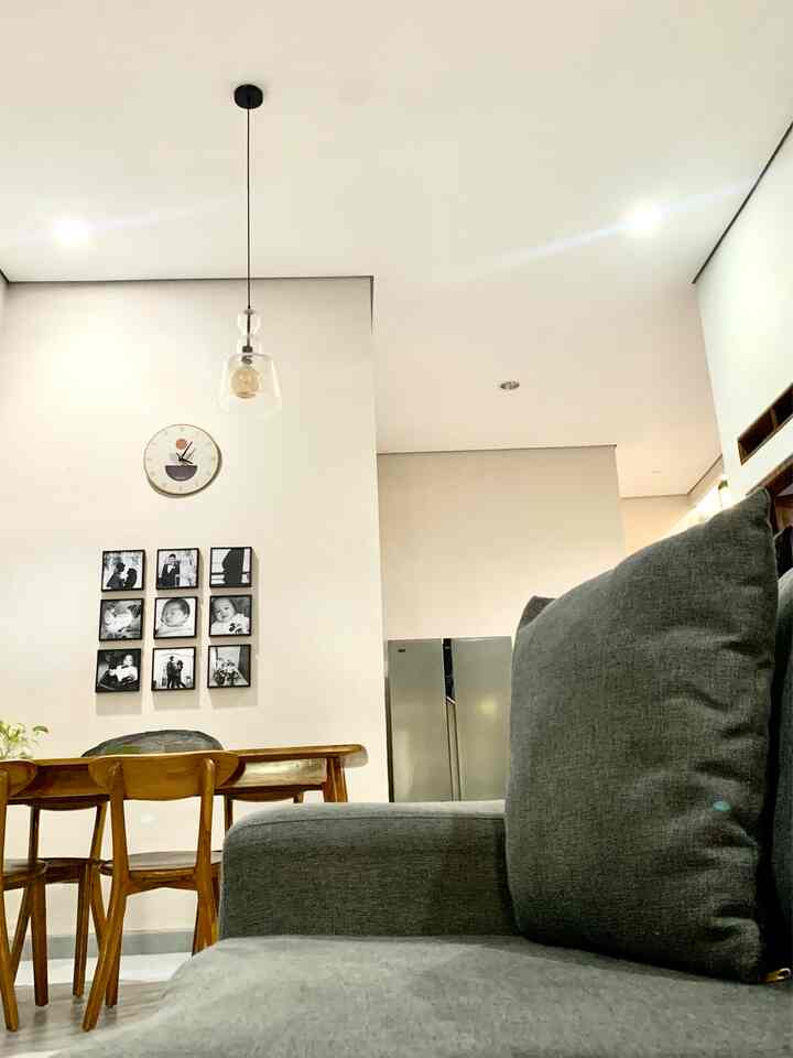 Memiliki rumah dengan konsep open space kami pilih agar rumah terlihat lebih luas. Begitu juga dengan ruang makan yang bergabung dengan ruang keluarga. Jadi kami masih bisa menonton tv sambil makan bersama keluarga. 
#diningroom #ruangmakan #livingroom #ruangkeluarga #rumahsederhana #inspirasirumah #rumahmodern #inspirasiruangmakan #designopenspace #openspace