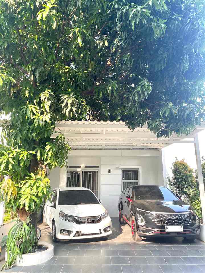 Fasad Rumah Cluster Minimalist

Design fasad rumah ini masih 80% dari developer, saya hanya merubah warna dinding menjadi putih agar terkesan clean dan rapi. Area taman depan saya ratakan untuk memperluas garasi mobil. Saya pertahankan pohon mangga sebagai peneduh agar polusi dan panas sinar matahari siang tidak begitu masuk ke dalam rumah. Saya memilih warna charcoal untuk lantai garasi agar terasa lebih adem dan look natural..

#DesignFasad
#IdeFasad
#InspirasiFasad
#fasadminimalist
#whitehouse 


