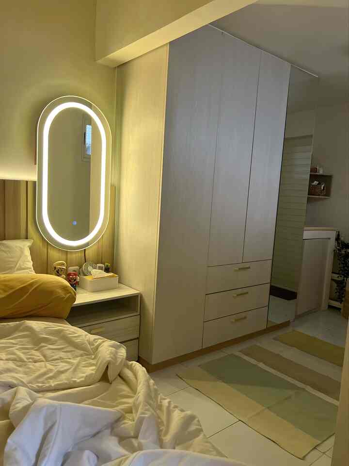 Renovasi rumah tanpa jasa arsitek 🏡

Almost 70% denah rumah bawaan developer ini kami rubah, salah satu nya kamar utama ini.
Dengan penuh pertimbangan untuk memaksimalkan fungsi dari ruangan tersebut dan batasan anggaran yang kami sediakan.
Kami memutuskan untuk menambahkan ruang wardrobe yang bisa menampung pakaian dan perintilan barang pribadi kami.
Karena kami #selfinterior jadi lebih banyak mencari referensi / inspirasi dari berbagai media seperti pinterest dan akun-akun homedecor di instagram.


#rumahtanpaarsitek #selfrenovation #DIY #rumahdeveloper #decorlowbudget #rumahmungil #kamarutama 