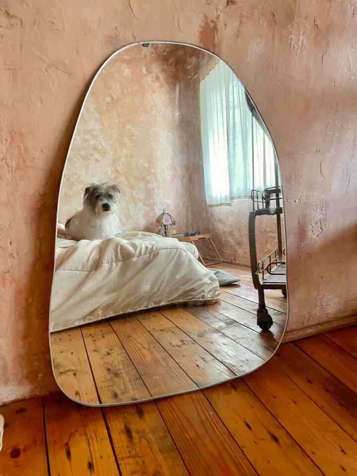 Perintilaaannn yg selalu menggoda hati dan bikin sparks joy setiap aku pulang ke kamar… cermin asimetris dan keramik clay abstract … BTNOA season 3 #bedroom #rumahwowi #aesthetic #material