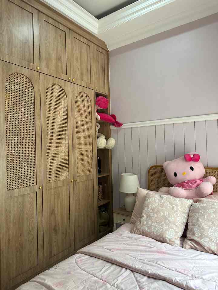 Kamar Adik Bontot

Assalamualaikum semua aku mau share kamar anak perempuan yang bontot di Rumah Shelica nih…

Kamar berukuran 3x4 meter ini bernuansa khan pink dengan perpaduan cream dan warna kayu netral. Di kamar anak ini aku suka wallbatten yang aku dan suami DIY sendiri😁

Karena anak bontot ku suka sekali hello kitty jadi terdapat beberapa boneka hello kitty di kamar ini dan bedcover dengan tema hello kitty tersebut.

Di kamar ini juga terdapat lemari baju dengan hpl motif kayu netral dan perpaduan rotan terlihat lebih warm dan natural.

Semoga Menginspirasi🤍

#DekorasiKamarAnak #InspirasiKamarAnak #KidsRoomStyling #RumahShelica #rumahdeveloper #rumahcluster #cisauk #bsd #serpong #homedecor

